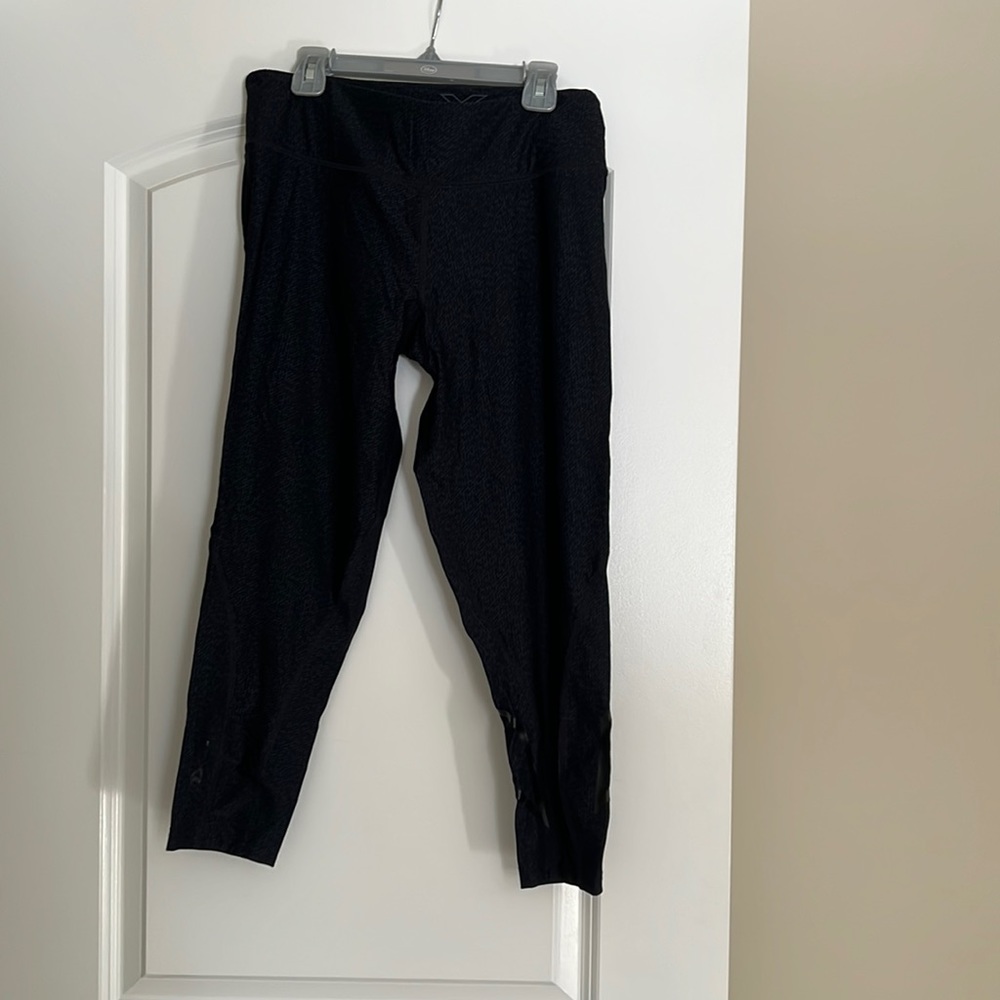 Women’s 2xu Capri compression bottoms